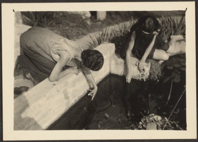 [Mulher junto a um lago de jardim] de Louis Fleckenstein