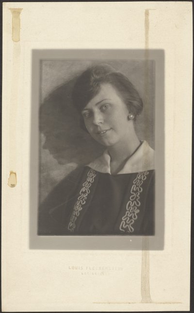 [Mulher com vestido com tubagem quadriculada]. de Louis Fleckenstein