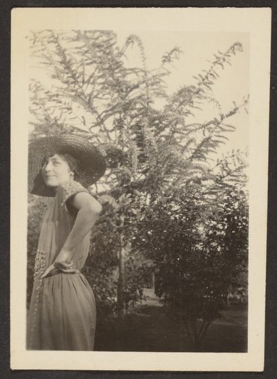 [Mulher de chapéu em pé no pomar]. de Louis Fleckenstein