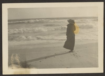 [Mulher na praia]. de Louis Fleckenstein