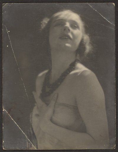 [Mulher com colar de missangas]. de Louis Fleckenstein