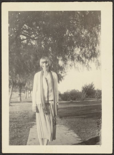 [Mulher com lenço]. de Louis Fleckenstein