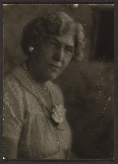 [Mulher com flor branca e pérolas]. de Louis Fleckenstein