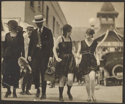[Mulheres com fatos na rua]. de Louis Fleckenstein