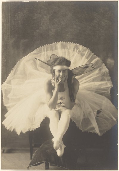 [Jovem bailarina com asas de fada]. de Louis Fleckenstein