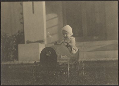 [Criança no carro Super Six] de Louis Fleckenstein
