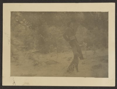 [Jovem com cão no campo]. de Louis Fleckenstein
