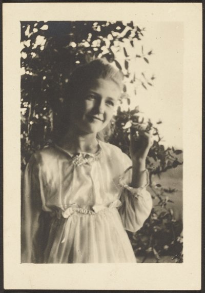 [Jovem mulher em pé numa árvore]. de Louis Fleckenstein