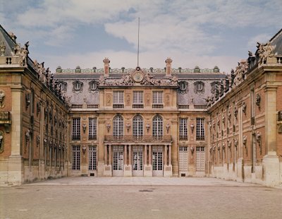 O Pátio Louis XIII, ou o Pátio de Mármore, remodelado por Le Vau em c.1630 de Louis Le Vau