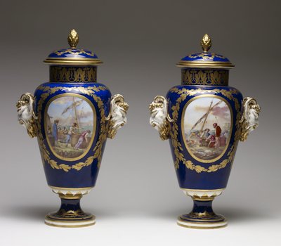 Par de vasos (porcelana de pasta mole com tinta e dourado) de Louis Simon Boizot
