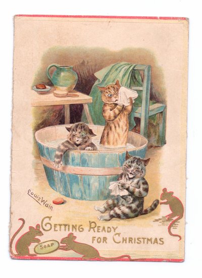 Um cartão de Natal vitoriano de dois gatos em uma banheira enquanto dois ratos brincam com uma barra de sabão, c.1880 de Louis Wain
