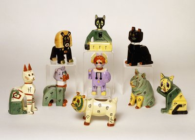 Um grupo de vasos de porcelana em forma de animais estilizados, século 20 (porcelana, esmalte) de Louis Wain