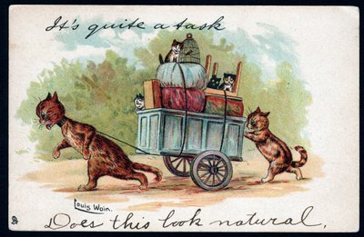 É uma tarefa e tanto, isto parece natural. Animais em postura humana. Gatos puxando um carrinho com seus gatinhos e pertences dentro dele para a mudança. Cartão postal. Chromolithograph by Louis Wain (1860-1939), artista inglês de Louis Wain