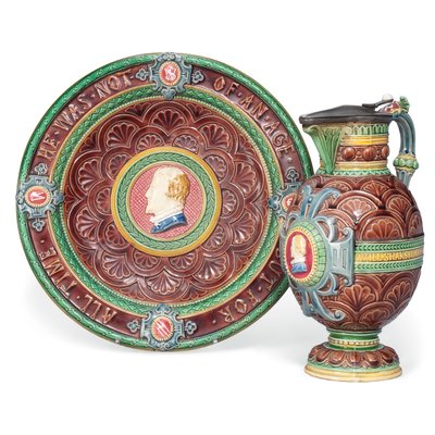 Uma jarra de majólica Minton e um estande de Ltd Mintons