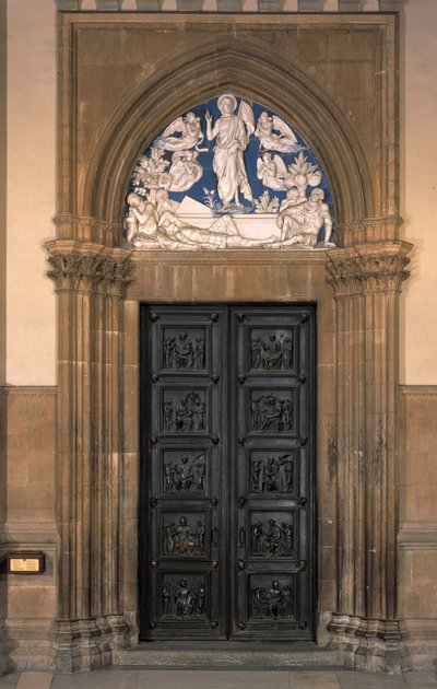 Terracota esmaltada representando a ressurreição sobre a porta norte da sacristia da Igreja de Santa Maria del Fiore - 1442 de Luca Della Robbia