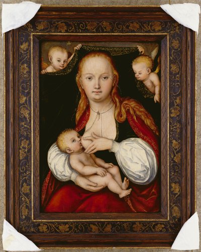 A Virgem e o Menino, de três quartos, com putti segurando uma cortina atrás de Lucas Cranach