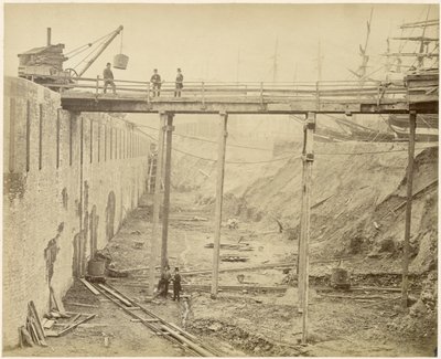 Construção da bacia expandida do Limehouse Basin, Londres, Maio de 1869 de Lucas and Tuck