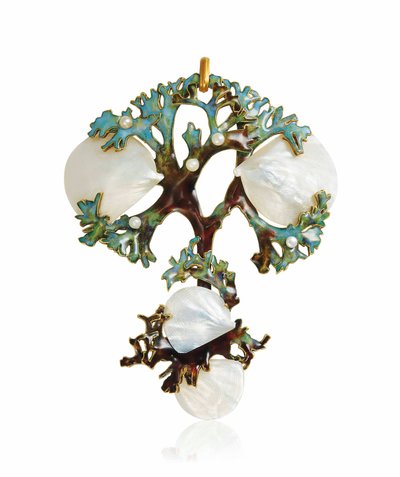 Um pingente de madrepérola, esmalte e sementes de pérola em Art Nouveau, c.1900 de Lucien Gaillard