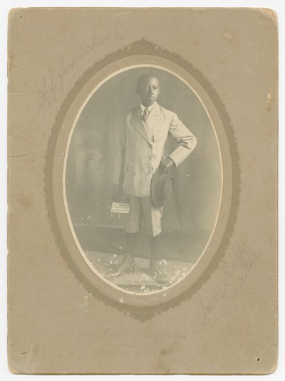 Fotografia de Amos Harper indo para a escola, ca. 1910. de Lucius Harper