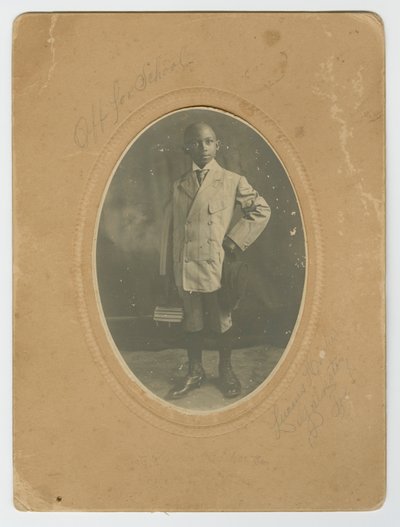 Fotografia de Lucius Harper, Jr. a caminho da escola, ca. 1910. de Lucius Harper