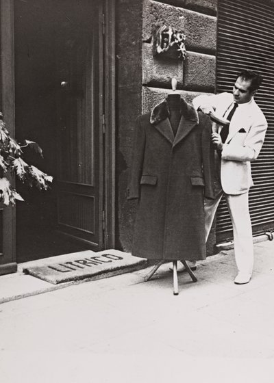 Angelo Litrico, estilista de Nikita Khrushchev, bem como de John F. Kennedy, Juan Perón, Tito, Dwight D. Eisenhower, à porta da sua loja em Roma de Luigi Leoni