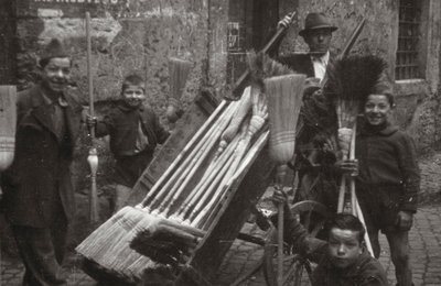 Vassouras nos vendedores ambulantes de Luigi Leoni