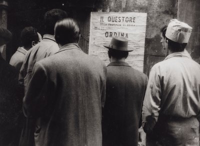 Grupo de pessoas que lêem um cartaz por ordem do superintendente para a abertura do Carnaval de Roma de Luigi Leoni