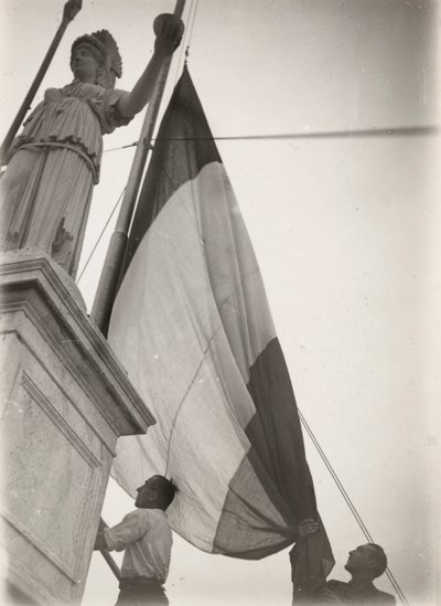 Bandeira italiana hasteada junto a uma estátua de Luigi Leoni