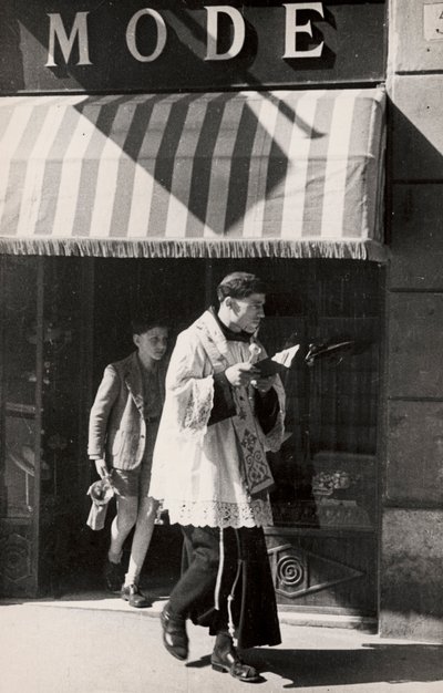 Sacerdote durante a bênção pascal de Luigi Leoni