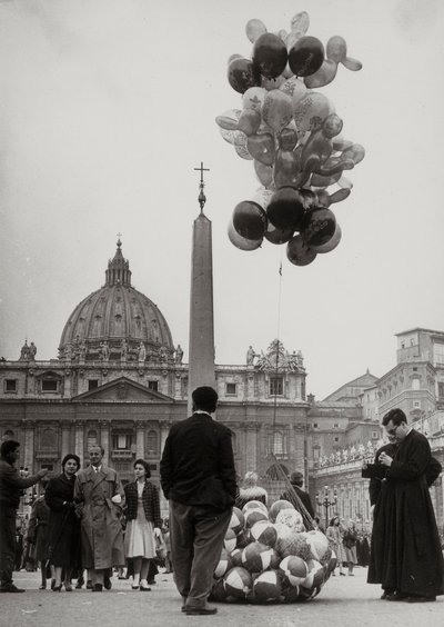 Venda de balões em frente à Basílica de São Pedro no Vaticano de Luigi Leoni