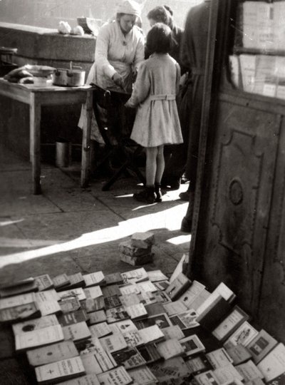 Venda de livros na rua de Luigi Leoni