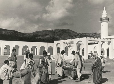 Cenas da vida urbana na aldeia agrícola Muslim El Fager Al Fajr ou Dawn, Benghazi, Cirenaica de Luigi Leoni