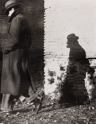 Sombra de homem com chapéu de Luigi Leoni
