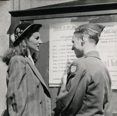Soldado com uma mulher jovem em frente ao cartaz de um teatro vienense de Luigi Leoni