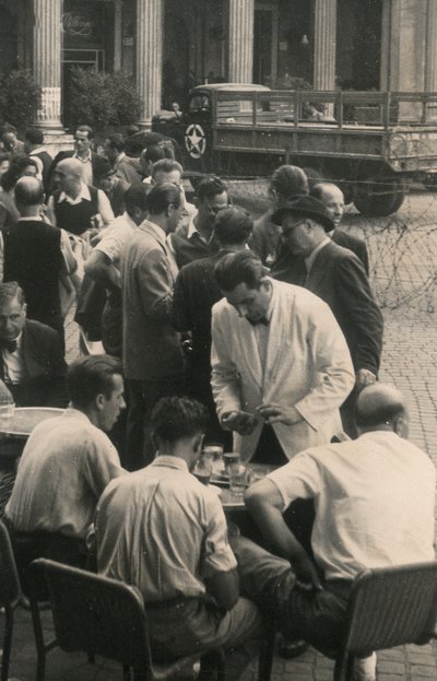 Mesas à espera, ao fundo um camião do Exército dos EUA de Luigi Leoni