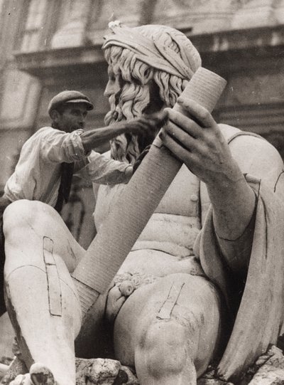 Trabalhador na escultura do Ganges na Fonte dos Quatro Rios na Piazza Navona em Roma de Luigi Leoni