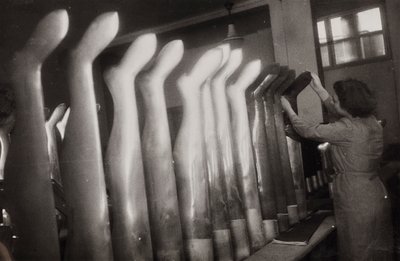 Trabalhadores para trabalhar numa fábrica de meias de Luigi Leoni