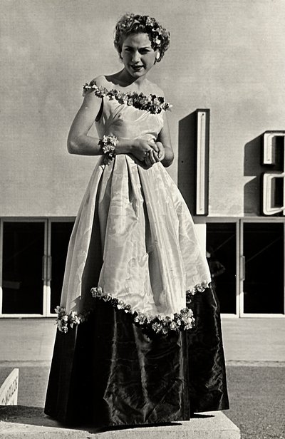 Modelo em vestido de baile criado pela casa de alta costura "Graldi". O artigo é caracterizado por uma linha de pescoço baixa e saia cheia decorada com apliques florais. (foto a p/b) de Luis Bogino