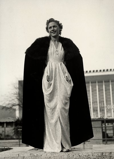 Modelo em vestido de noite, uma criação da casa de alta costura "Graldi". O artigo é complementado por uma capa aparada com pêlo. (foto a p/b) de Luis Bogino
