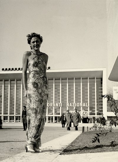 Modelo veste um vestido comprido com padrão floral, criado pela casa de alta costura "Graldi". (foto a p/b) de Luis Bogino