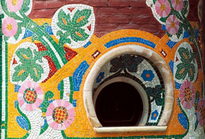 Vista exterior do Palácio da Música da Catalunha em Barcelona, Espanha. Bilheteira decorada com mosaico de Lluis Domenech I Montaner (1850-1923) de Luis Domenech i Montaner