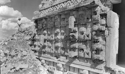 Escultura em relevo numa ruína monumental maia, península de Yucatán. 1936 de Luis Marden