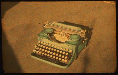 Fotografia a cores de uma máquina de escrever tirada com Autochrome Lumière e uma câmara de 35 mm... de Luis Marden