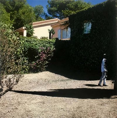 Quase lá, c.2017 (tinta acrílica sobre papel) de Luke Waller