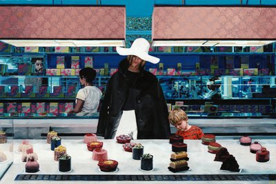 Bar no local do Folies-Bergere, c.2021 (tinta acrílica sobre papel) de Luke Waller