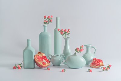 Exposição de jarras azuis e romã de Lydia Jacobs