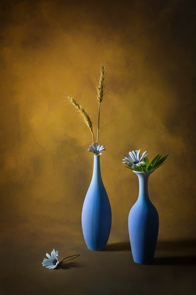 Natureza-morta com vasos azuis de Lydia Jacobs
