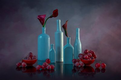 Garrafas, uvas e lírios de Lydia Jacobs