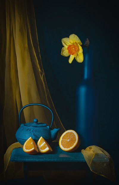 Narcisos, bule e laranjas de Lydia Jacobs