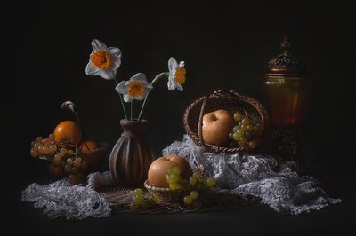 Natureza-morta com narcisos e fruta de Lydia Jacobs